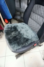 Накидка подушка  на сиденье длинный ворс серый 44х44см   