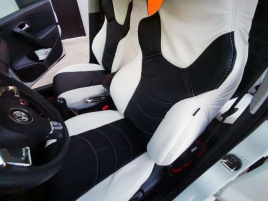 Динас  чехлы универсальные экокожа белый черный комплект   