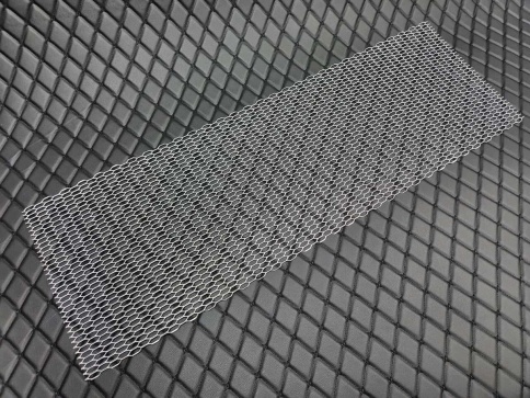 Новая Заря Защитная сетка на решетку радиатора крупная сетка хром 100х33см    фото 3