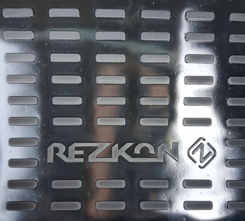 Rezkon  коврик в багажник пластик Volkswagen POLO лифтбэк с 2020г Skoda Rapid c 2012г без карманов   фото 2