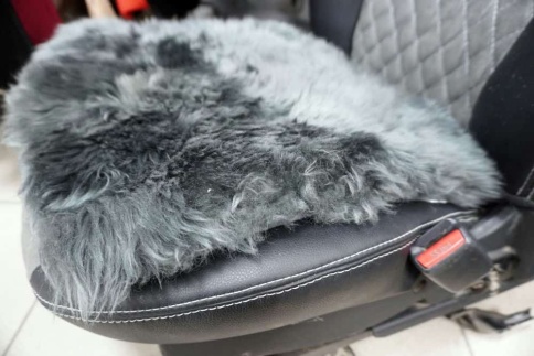 Накидка подушка  на сиденье длинный ворс серый 44х44см    фото 3