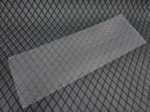 Новая Заря Защитная сетка на решетку радиатора средняя сетка хром 100х33см    фото 3