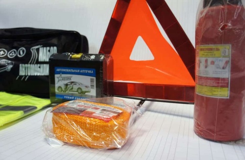 Набор  автомобилиста огнетушитель 2кг аварийный знак трос 5т аптечка жилет   фото 3