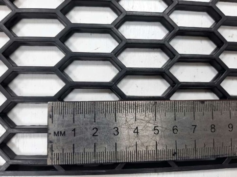 Защитная сетка на решетку радиатора ячейка сота 3x1.5 см крупная черная 119х40см    фото 4