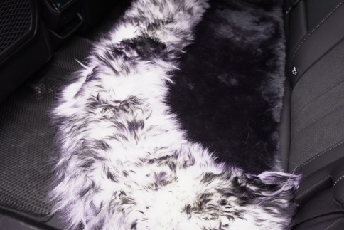 Накидка  комбинированная на заднее сидение серая серед,бока палевые овчина 135x45см 1шт    фото 3