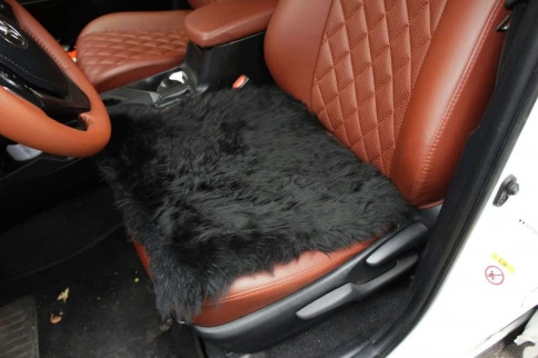 Накидка подушка  на сиденье длинный ворс черный 44х44см    фото 2