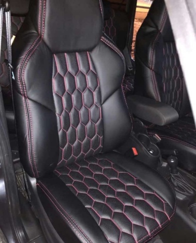 Экстрим  чехлы универсальные экокожа черный соты комплект    фото 1