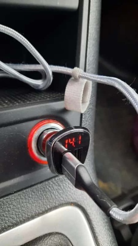 Borofone зарядное устройство в прикуриватель вольтметр + 2 USB 2.4 A фото 6