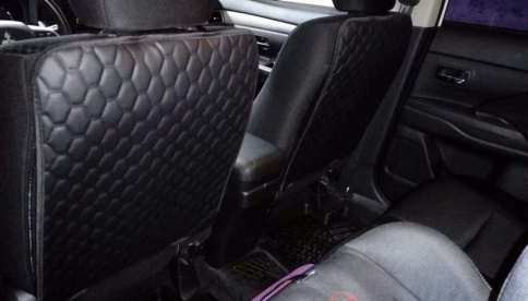 Защита  заднего сиденья без кармана экокожа черная черно-серая ромб соты 63х48см    фото 3