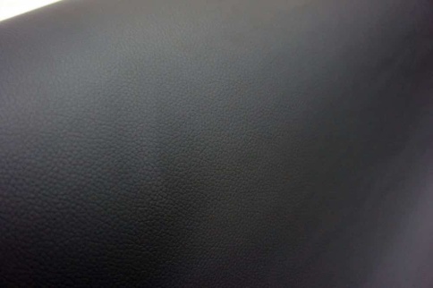 Экокожа  самоклеющаяся черная 1м х 1,4м с браком    фото 1